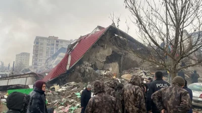 6 Şubat depremlerinin en acı simgelerinden biri olan ve 77