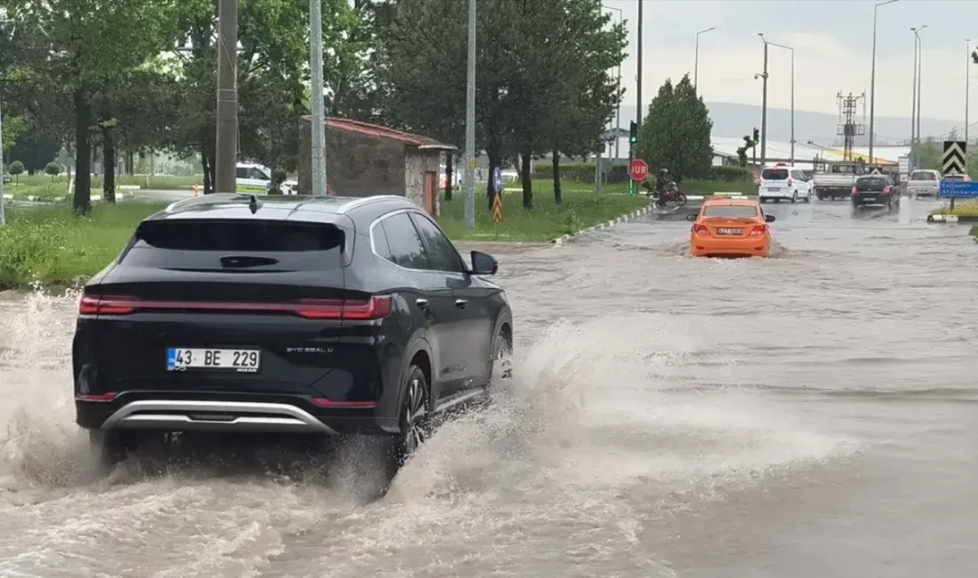 Kütahya’da aniden bastıran dolu ve sağanak yağış hayatı adeta felç