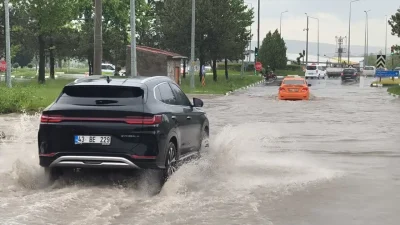 Kütahya’da aniden bastıran dolu ve sağanak yağış hayatı adeta felç