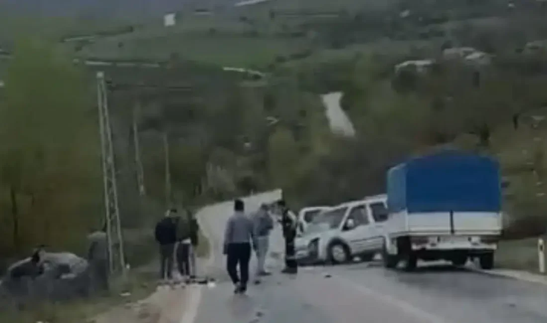 Elazığ’da hafif ticari araç ile otomobilin karıştığı şiddetli kazada ortalık