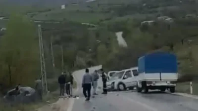 Elazığ’da hafif ticari araç ile otomobilin karıştığı şiddetli kazada ortalık