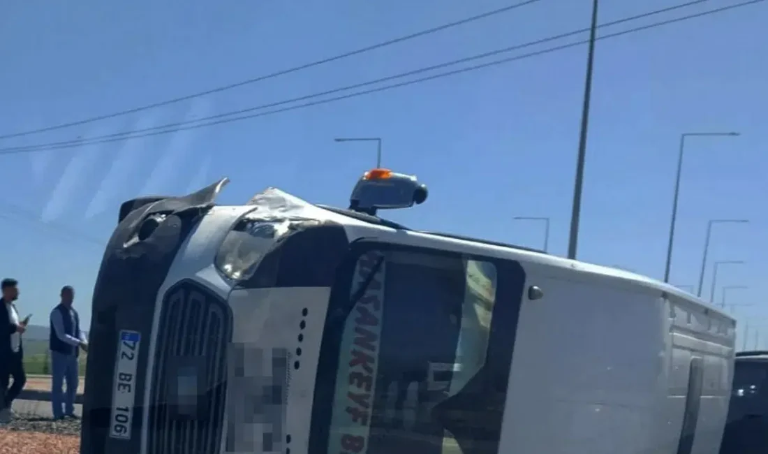 Batman ile Hasankeyf ilçesini birbirine bağlayan kara yolunda yolcu minibüsü