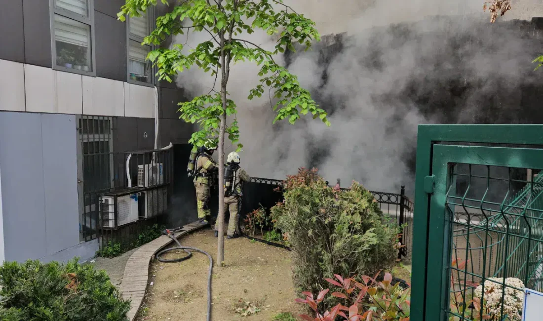 İstanbul Kağıthane’de terk edilmiş bir binada başlayan yangın rüzgarın etkisiyle