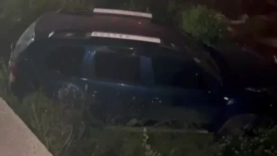 Bursa’nın Osmangazi ilçesinde kontrolden çıkarak dereye uçan otomobil, ekipleri alarma
