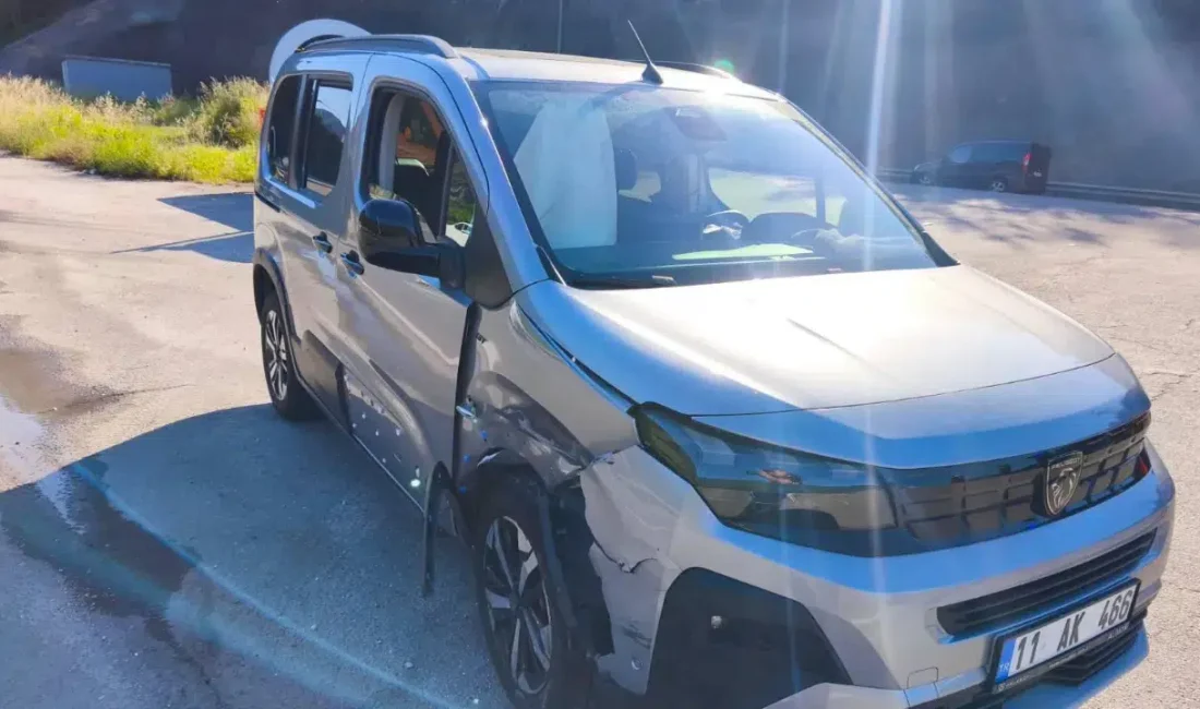 Bilecik’te iki otomobilin çarpışması sonucu meydana gelen feci trafik kazasında
