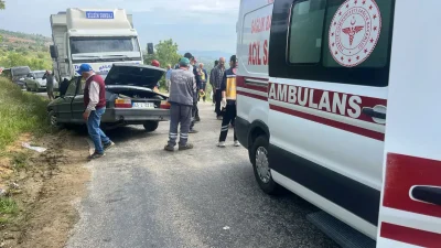 Manisa’nın Salihli ilçesinde kamyon ile otomobilin kafa kafaya çarpıştığı feci