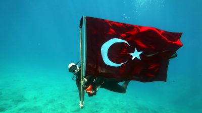 Muğla’nın Fethiye ilçesinde bir araya gelen profesyonel dalgıçlar, 19 Mayıs