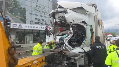 Bursa’nın Orhangazi ilçesinde trafik ışıklarında bekleyen akaryakıt tankerine arkadan çarpan
