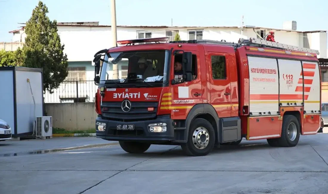 Hatay’ın Reyhanlı ilçesinde seyir halindeki bir otomobilde çıkan yangın büyük