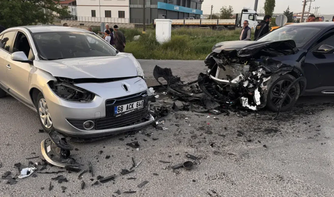 Aksaray’da üç aracın birbirine girdiği zincirleme trafik kazası bölgede büyük