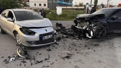 Aksaray’da üç aracın birbirine girdiği zincirleme trafik kazası bölgede büyük