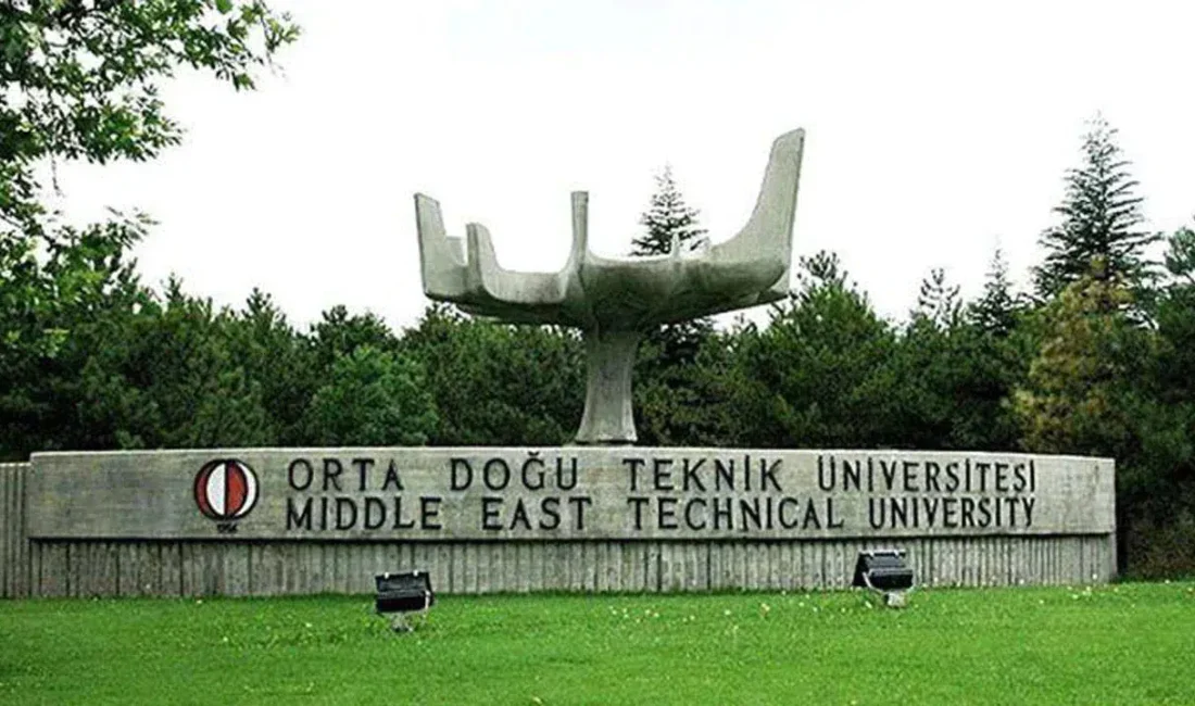 Ankara’da ODTÜ bahar şenlikleri kapsamında düzenlenen konser sırasında Türk bayrağına