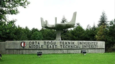 Ankara’da ODTÜ bahar şenlikleri kapsamında düzenlenen konser sırasında Türk bayrağına