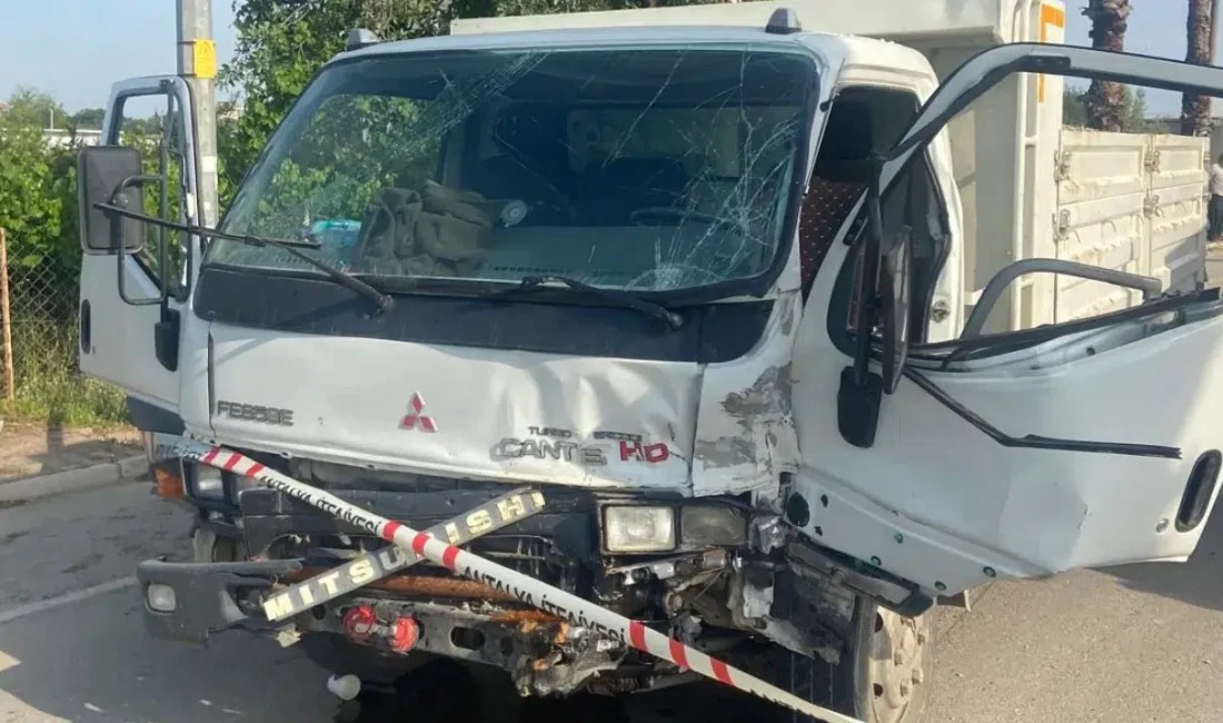 Antalya’nın Serik ilçesinde iki kamyonetin çarpışması sonucu meydana gelen trafik