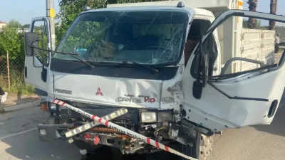 Antalya’nın Serik ilçesinde iki kamyonetin çarpışması sonucu meydana gelen trafik
