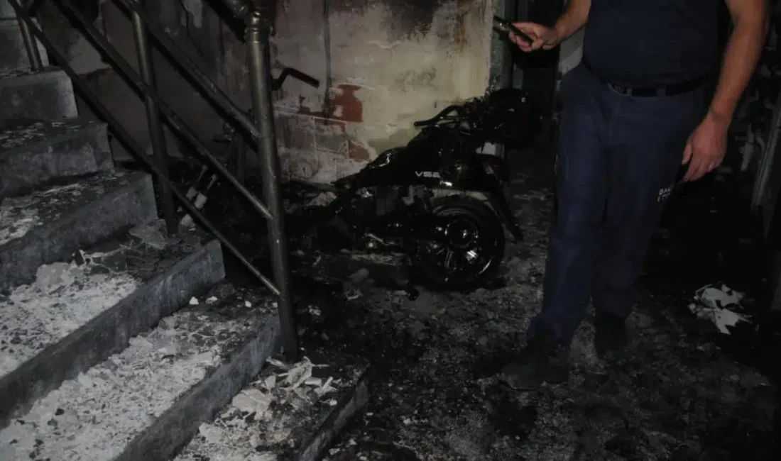 Balıkesir’in Altıeylül ilçesinde bir apartmanın giriş katında şarja takılı bırakılan