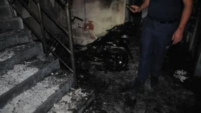 Balıkesir’in Altıeylül ilçesinde bir apartmanın giriş katında şarja takılı bırakılan