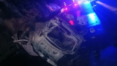 Antalya’nın Alanya ilçesinde kontrolden çıkan bir otomobilin takla atarak alev