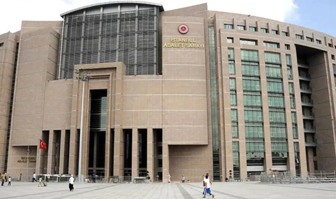 İstanbul Adalet Sarayı’nda sabah saatlerinde hareketli dakikalar yaşanırken, tedirgin davranışlarıyla