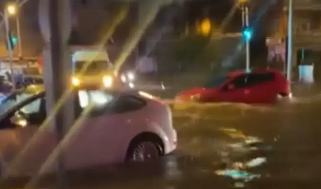 Adana’da gece saatlerinde aniden bastıran şiddetli sağanak yağış hayatı durma