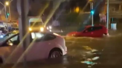 Adana’da gece saatlerinde aniden bastıran şiddetli sağanak yağış hayatı durma