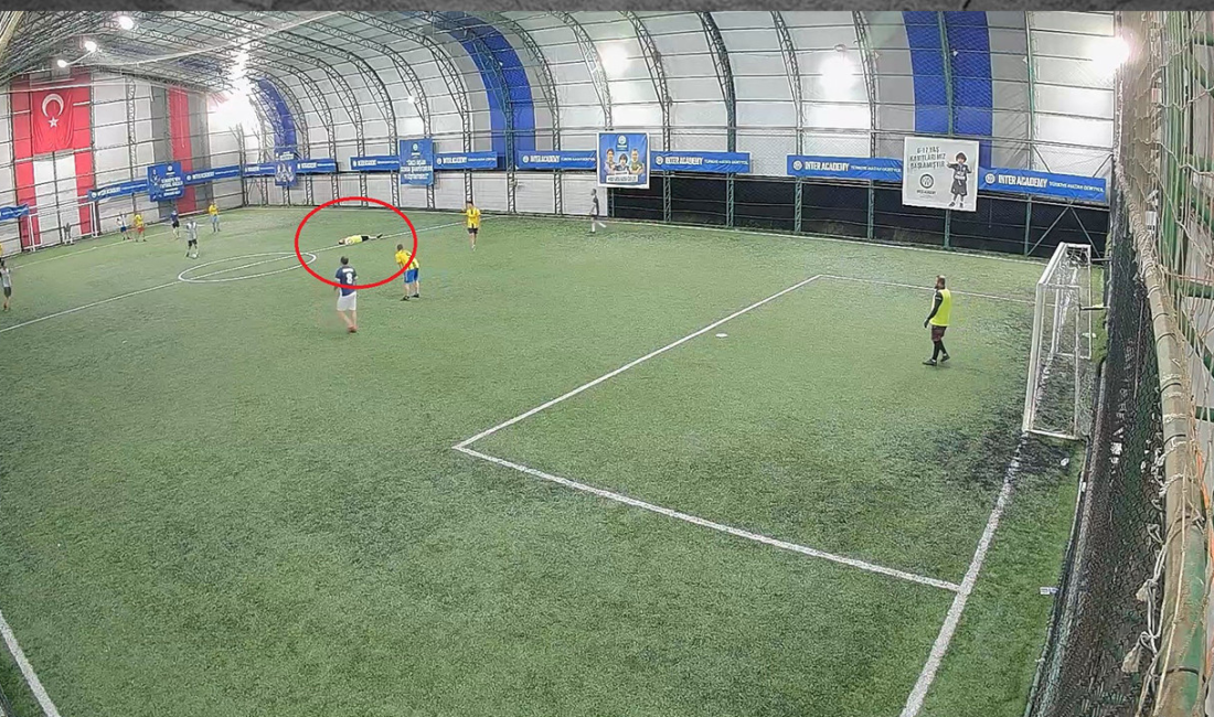 Hatay’ın Dörtyol ilçesinde arkadaşlarıyla birlikte halı sahada futbol oynadığı esnada