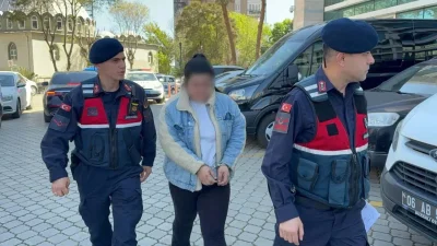 Samsun’da kesinleşmiş hapis cezasıyla aranan uyuşturucu hükümlüsü bir kadın jandarmanın