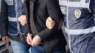 Adana’nın Sarıçam ilçesinde tabancasıyla çevreye rastgele ateş açarak mahalle sakinlerine