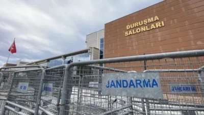 İstanbul Büyükşehir Belediyesi yolsuzluk davasının 32’nci duruşmasında tansiyon yükselirken firari