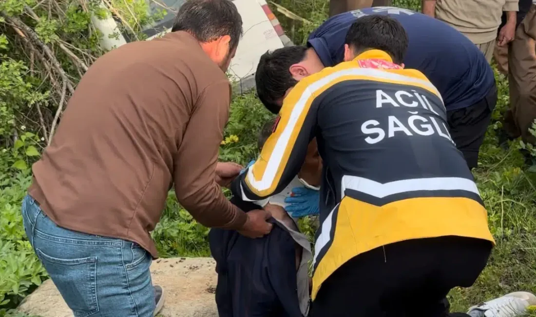 Hakkari’nin Şemdinli ilçesinde sürücüsünün direksiyon hakimiyetini kaybettiği bir minibüsün kontrolden