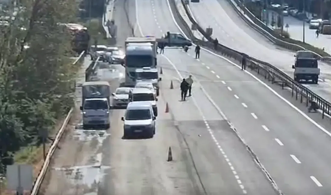 İstanbul Silivri’de D100 Karayolu üzerine dökülen binlerce cıvata nedeniyle çok