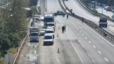 İstanbul Silivri’de D100 Karayolu üzerine dökülen binlerce cıvata nedeniyle çok