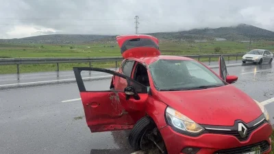 Afyonkarahisar’ın Bolvadin ilçesinde kontrolden çıkarak refüje savrulan ve adeta hurda