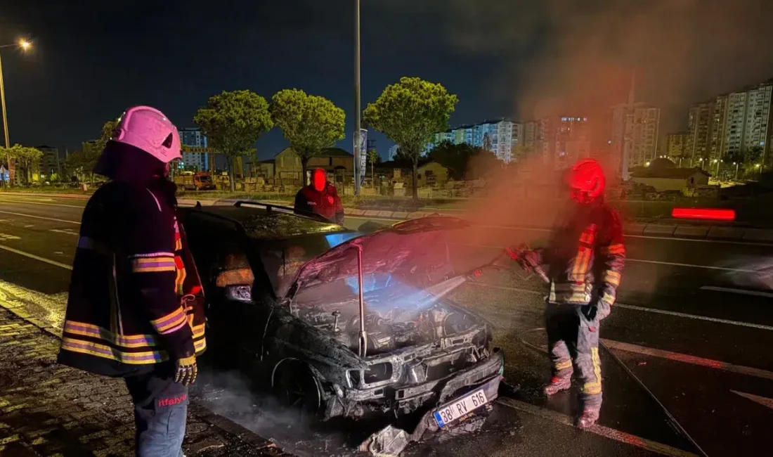 Kayseri’nin Melikgazi ilçesinde seyir halindeyken aniden motor kısmından alevler yükselen