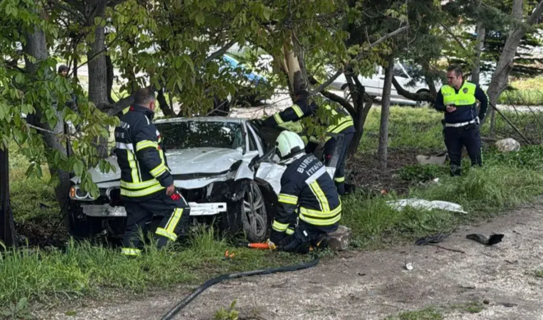 Burdur’da kontrolden çıkan bir otomobilin yol kenarındaki ağaca çarpması sonucu