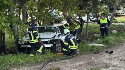 Burdur’da kontrolden çıkan bir otomobilin yol kenarındaki ağaca çarpması sonucu