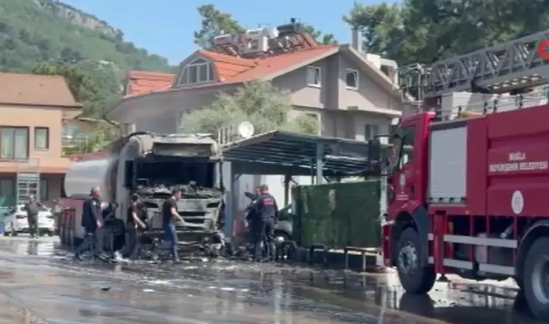Muğla’nın Fethiye ilçesinde bir akaryakıt istasyonunda park halindeki tırın aniden
