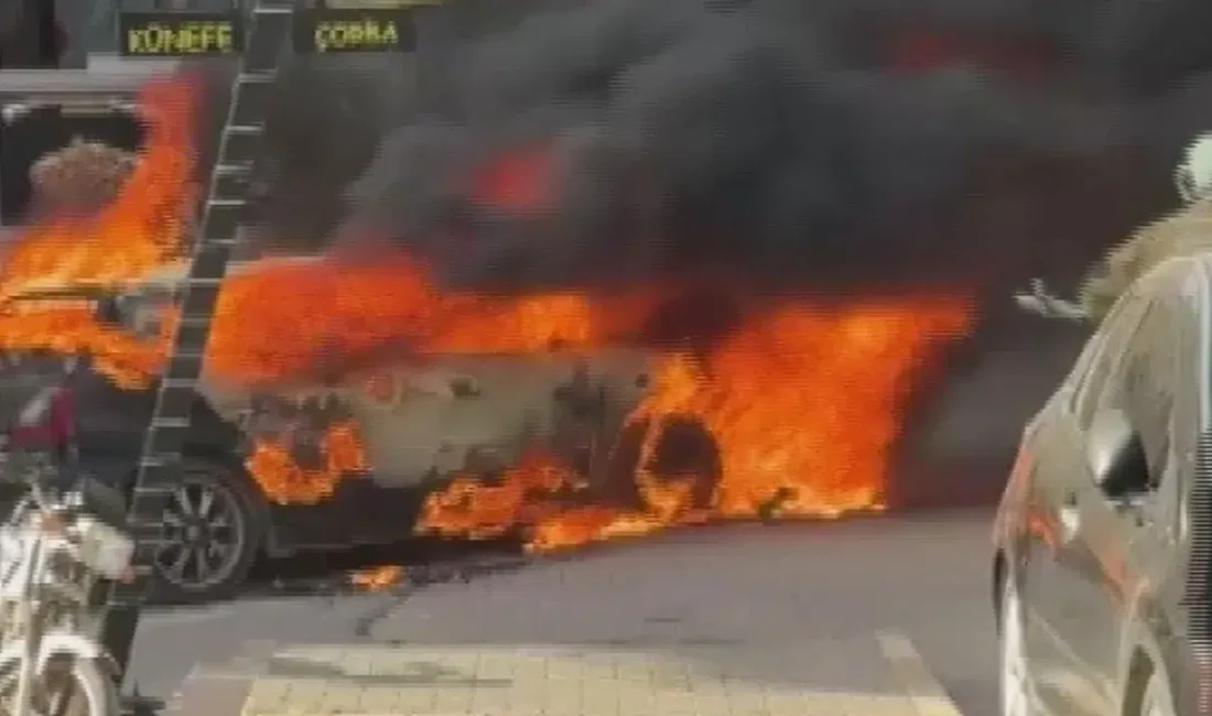 Hatay’ın Reyhanlı ilçesinde cadde üzerinde park halinde bulunan bir otomobil,