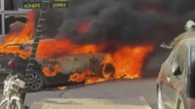 Hatay’ın Reyhanlı ilçesinde cadde üzerinde park halinde bulunan bir otomobil,
