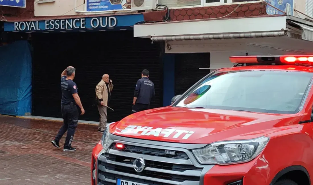 Antalya’nın Alanya ilçesinde hareketli saatler yaşandı. Bir iş yerinin girişinde