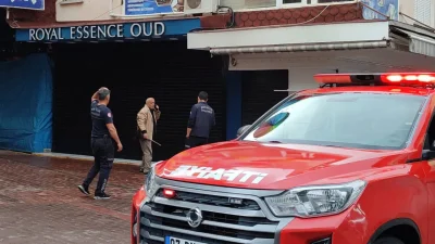 Antalya’nın Alanya ilçesinde hareketli saatler yaşandı. Bir iş yerinin girişinde