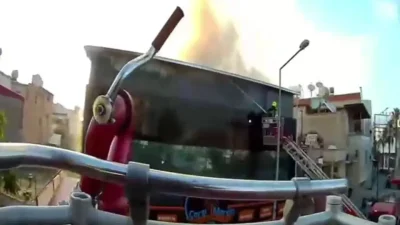Mersin’in Toroslar ilçesinde tekstil ürünleri deposunda yükselen alevler büyük hareketliliğe