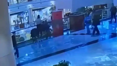 İstanbul Sarıyer’de bir alışveriş merkezinde annesinin yanındaki bebek arabasından çanta