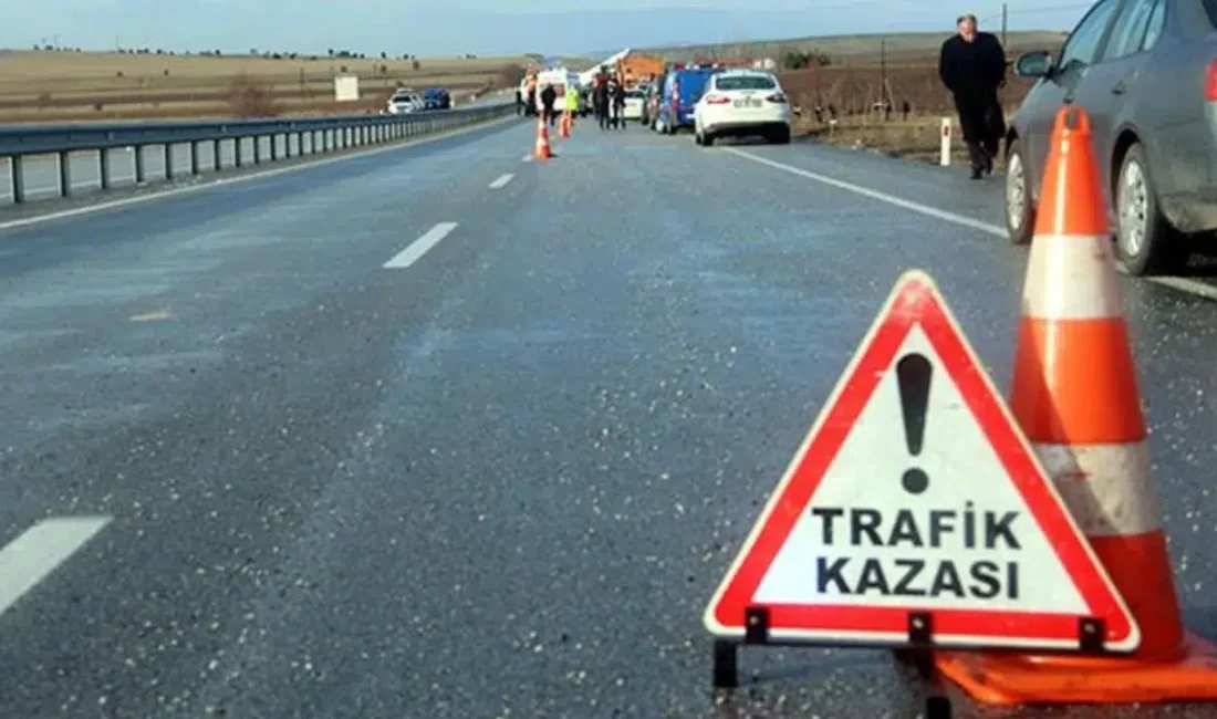 Çorum’da yağmurun etkisiyle kayganlaşan yolda direksiyon hakimiyetini kaybeden otomobil sürücüsü
