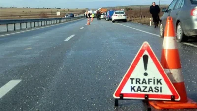 Çorum’da yağmurun etkisiyle kayganlaşan yolda direksiyon hakimiyetini kaybeden otomobil sürücüsü