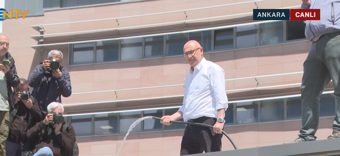CHP Genel Merkezi önünde tansiyon yükselirken, polis ekiplerinin tahliye bekleyişi