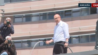 CHP Genel Merkezi önünde tansiyon yükselirken, polis ekiplerinin tahliye bekleyişi