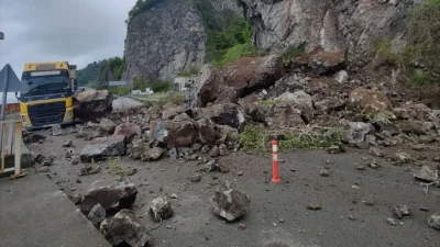 Arhavi-Hopa-Sarp Devlet Yolu’nun 33. kilometresinde meydana gelen şiddetli heyelan ulaşımı
