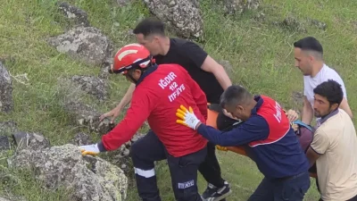 Iğdır’da kontrolden çıkan bir otomobilin metrelerce yükseklikteki uçuruma yuvarlanması sonucu