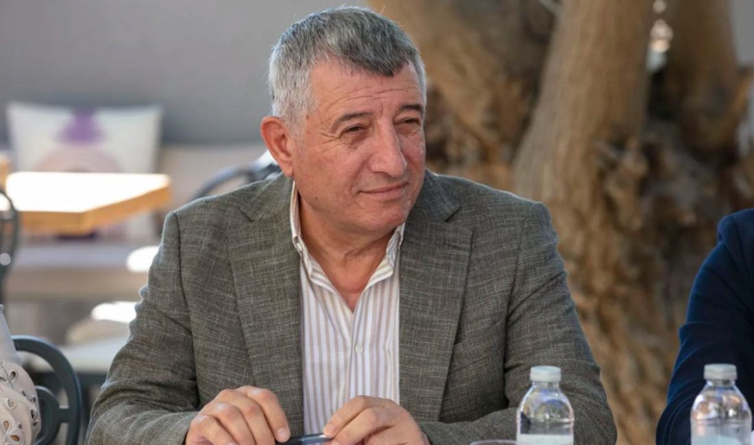 İzmir’de sabah saatlerinde hareketli dakikalar yaşandı. CHP’li Güzelbahçe Belediyesi’ne yönelik